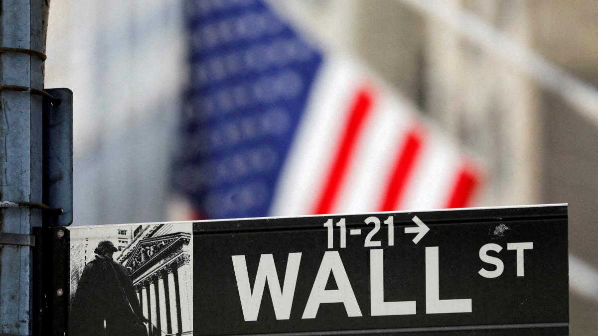 Wall Street cae tras dato de inflación de Estados Unidos; bancos continúan con temporada de reportes
